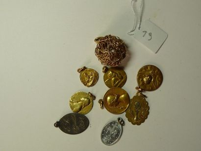 null Lot composé de quatre médailles religieuses en or de plusieurs tons (8,7 g)...