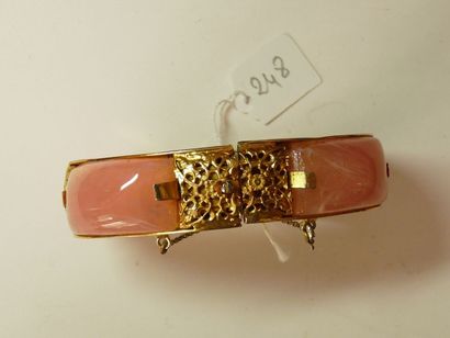 null Bracelet fantaisie en métal plaqué or agrémenté de cabochons de résine rose....