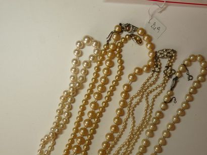 null Lot comprenant quatre colliers de perles fantaisies et un collier double rang...