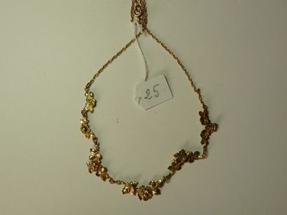 null Collier draperie en or jaune à décor de roses ciselées. Style 1900. Poids brut...