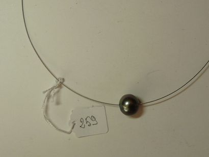null Collier câble en acier agrémenté d'une perle de Tahiti grise (diamètre 11,5...