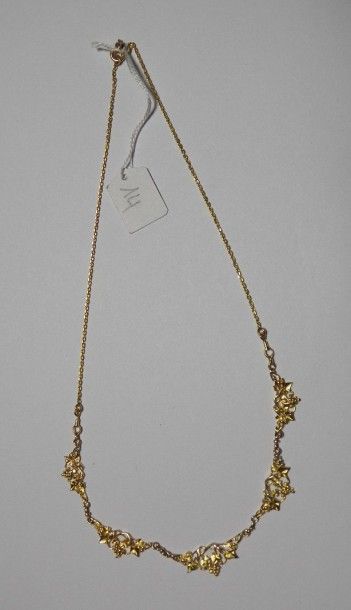 null Collier collerette en or jaune à décor de feuilles de vigne et de grappes de...