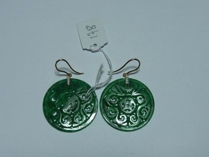 null Paire de pendants d'oreilles en or jaune ornés de disques de jade teintés ajourés...
