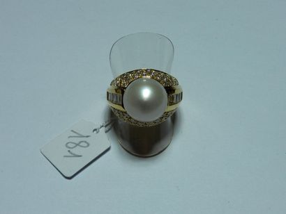 null Bague "Dôme" en or jaune pavée de brillants centrée d'une perle de culture (diamètre...