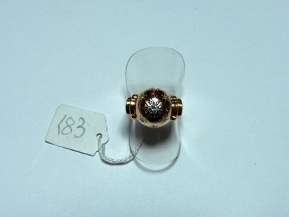 null Bague "Boule" en or jaune agrémentée d'un diamant taille brillant calibrant...