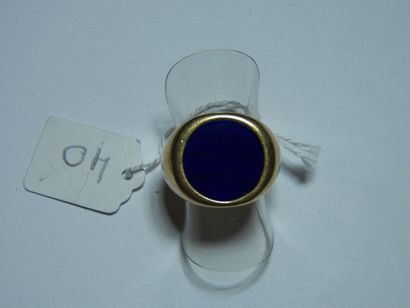 null Bague Chevalière en or jaune ornée d'un disque de lapis lazuli. TDD 46. Poids...