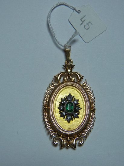 null Pendentif cassolette en or jaune lisse et satiné orné au centre d'un motif florale...