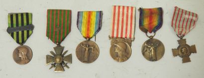 null Lot de décorations : - 1°) Croix de Guerre 14/18 - 2°) Interralliée - 3°) Interralliée...