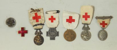 null Lot de décorations concernant la Croix Rouge et la S.B.M. (7 pièces)