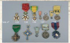 null Lot de quatre croix de guerre. a) 1914-1915, b) 1914-1916 (x3). Bronze, 3 rubans....