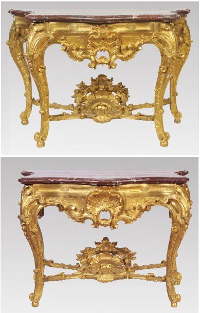 null Deux tables consoles en bois sculpté redoré Époque XVIIIe siècle (restaurations)...