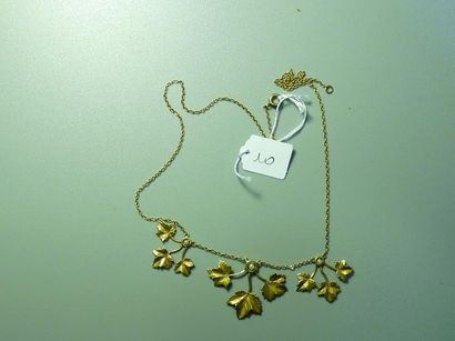 null Collier collerette en or jaune 18K (750/oo) à décor de feuilles de lierre ciselées...