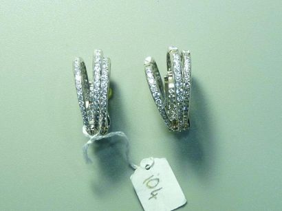 null Paire de créoles articulées en or gris composées chacune de trois anneaux sertis...