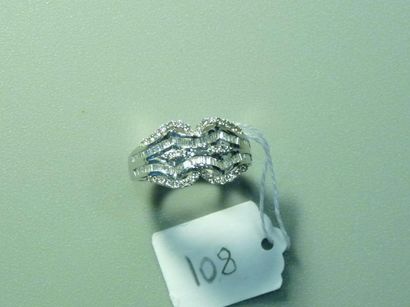 null Bague en or gris 18K (750/oo) ornée de lignes sinueuses sertis de diamants taille...