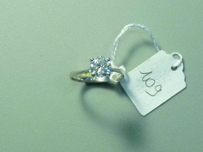 null Bague solitaire en or gris ornée d'un diamant taille brillant pesant 1,31 ct,...