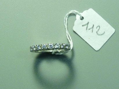 null Alliance en or gris 18K (750/oo) sertie de diamants taille brillant calibrant...