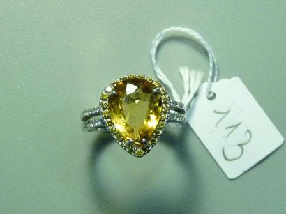 null Bague en or gris 18K (750/oo) ornée d'une citrine taillée en poire entourée...