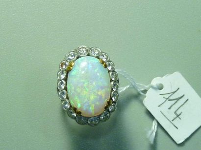 null Bague ancienne ovale en platine (850/oo) centrée d'un cabochon d'opale  dans...