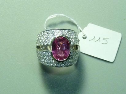 null Bague "Jonc" en or gris 18K (750/oo) formant deux anneaux pavés de diamants...