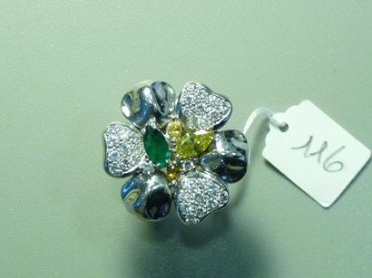 null Bague "Fleur" en or gris 18K (750/oo) centrée de 3 diamants jaunes et d'une...