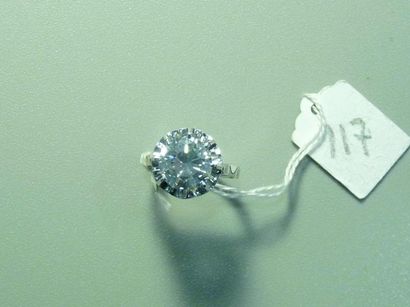null Bague solitaire en or 18K (750/oo) et platine (850/oo) sertie d'un diamant taille...