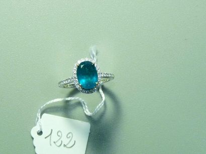 null Bague en or 18K (750/oo) de deux  tons centrée d'une émeraude ovale (origine...