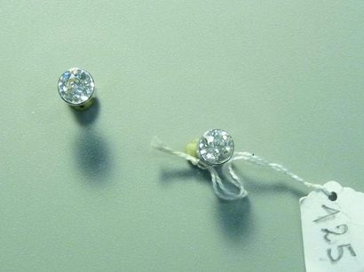 null Paire de clous d'oreilles en or gris 18K (750/oo) ornés de deux diamants taille...