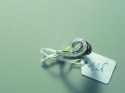 null Bague "Volutes" en or gris 18K (750/oo) pavée de saphirs ronds et de diamants...