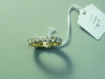 null Alliance en or jaune 18K (750/oo) sertie de diamants taille brillant alternés...