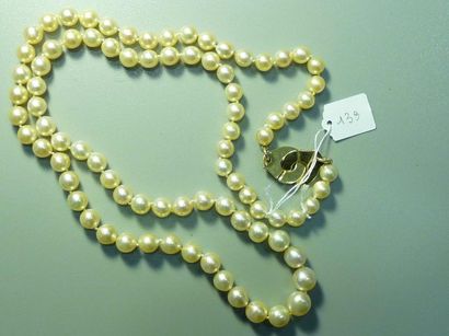 null Collier de 84 perles de culture en légère chute, diamètre 7 à 9 mm, le fermoir...