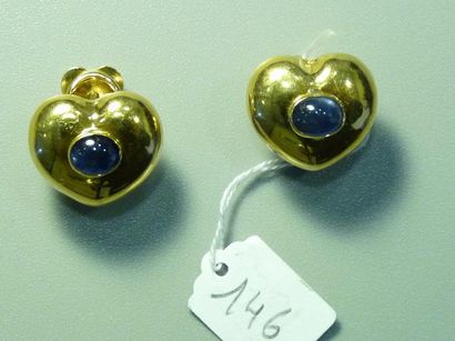 null Paire de boutons d'oreilles en or jaune 18K (750/oo) en forme de coeurs et centrés...