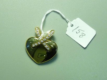 null CHAUMET : pendentif coeur en or jaune 18K (750/oo), le lien serti de brillants,...