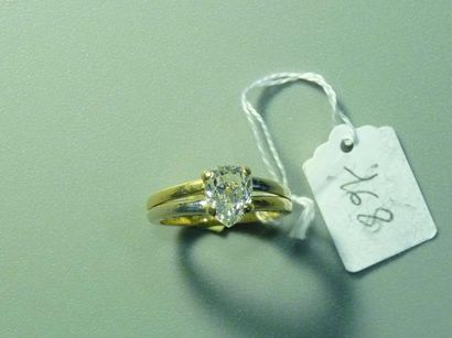 null Bague Jonc en or jaune 18K (750/oo) ornée d'un diamant poire taille ancienne...
