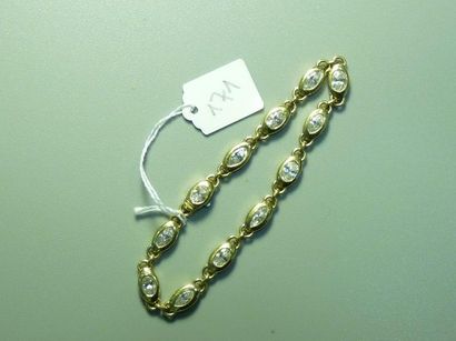 null Bracelet en or jaune 18K (750/oo)  composé de 12 maillons ovales chacun serti...