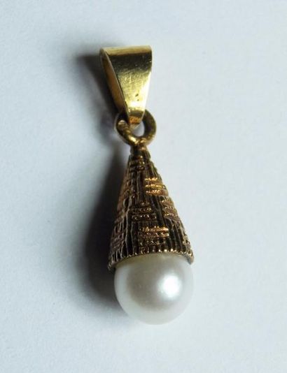 null Pendentif en or jaune ornée d'une perle de culture - Poids brut : 3 g 