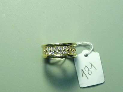 null Anneau en or jaune 18K (750/oo) godronné serti de deux lignes de diamants taille...