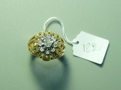 null Bague dôme en or jaune 18K (750/oo) à fils torsadés agrémentée de diamants taille...