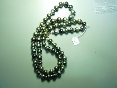 null Long collier composé de 67 perles de culture de Tahiti légèrement annelées en...