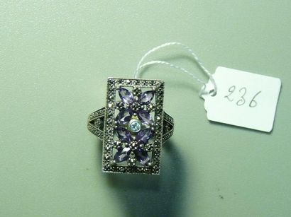 null Bague rectangulaire en argent ajouré agrémentée de motifs de fleurs sertis d'améthystes...