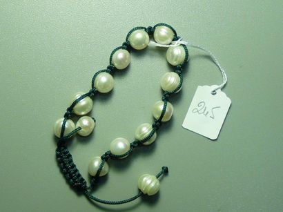 null Bracelet "Chambala" en cordonnet agrémenté de perles de culture d'eau douce....