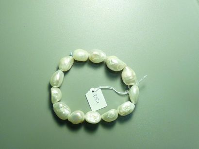 null Bracelet de perles d'eau douce blanches montées sur élastique. 