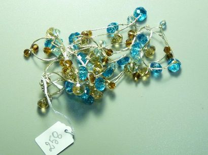 null Collier de perles de cristal multicolores montées sur fil doré. 