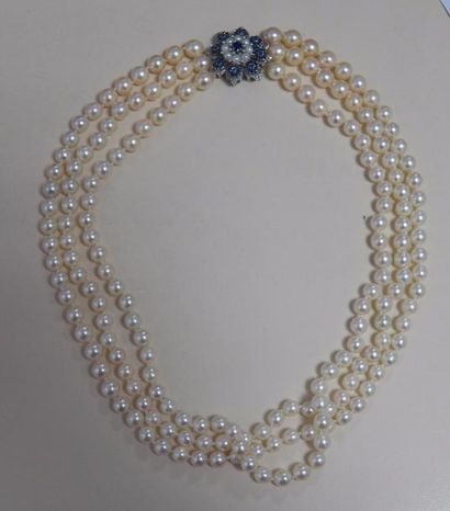 null Collier triple rang de perles de culture avec fermoir en métal à décor de fleurs...