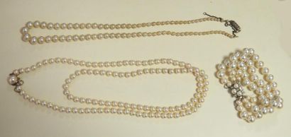 null Deux colliers de perles fantaisies + Bracelet trois rangs (accidents) 