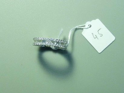 null Alliance en or gris 18K (750/oo) centrée d'une ligne de diamants baguettes épaulée...