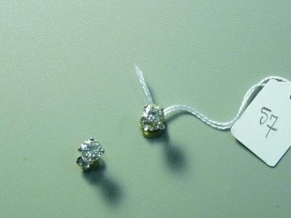 null Paire de clous d'oreilles en or gris 18K (750/oo) ornés de deux diamants taille...