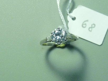 null Bague en platine (850/oo) sertie d'un diamant taille brillant pesant 1,57 ct...