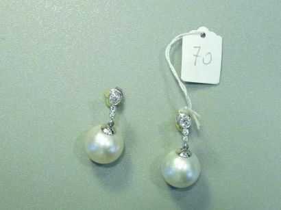 null Paire de pendants d'oreilles en or gris 14K (585/oo) ornés chacun de deux diamants...