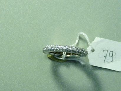 null Alliance en or gris 18k (750/oo) pavée de diamants taille brillant pesant ensemble...