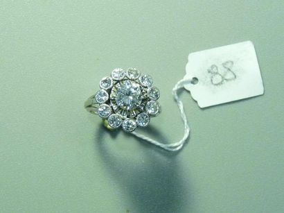 null Bague Marguerite en or gris 18K (750/oo) et platine (850/oo) centrée d'un diamant...